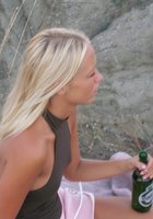 Загорелая блондиночка вернулась в купальнике с пляжа 4 фото