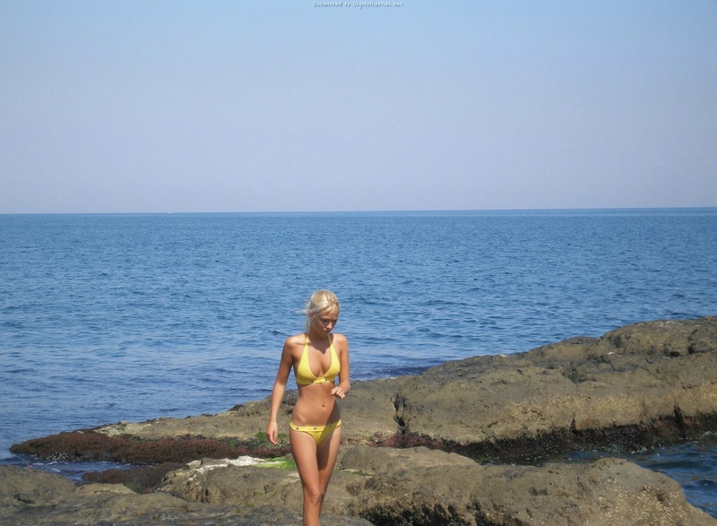 Загорелая блондиночка вернулась в купальнике с пляжа 2 фотография