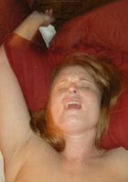 Русая жена согласилась сделать минет на кровати 14 фотография