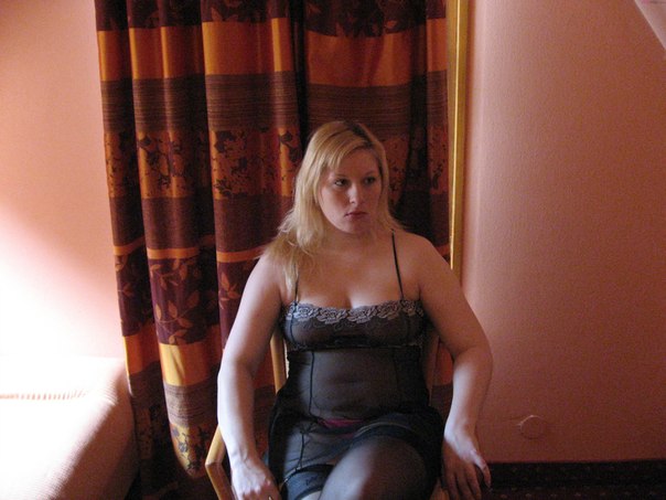 Толстушку блондинку засняли голой в ванной и в спальне 24 фотография