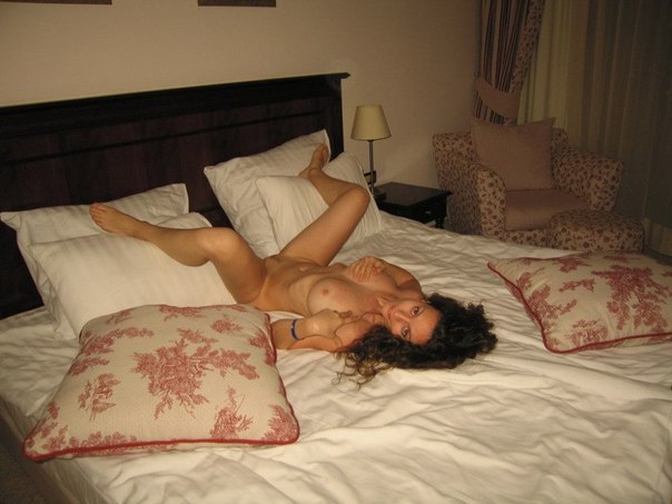 Сексуальная и сочная дама на кровати голая 4 фотография