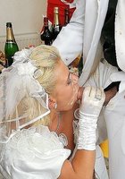 Невесты точно знают, что нужно делать в первую брачную ночь 6 фото