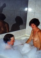 Горячие сучки принимают ванну с пеной 8 фотография