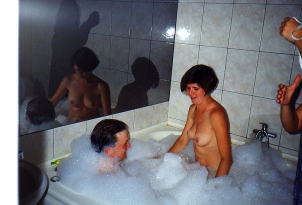 Горячие сучки принимают ванну с пеной 8 фотография