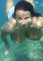 Лесбиянки с гигантскими дойками собрались купаться в море 6 фото