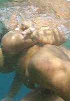 Лесбиянки с гигантскими дойками собрались купаться в море 4 фото