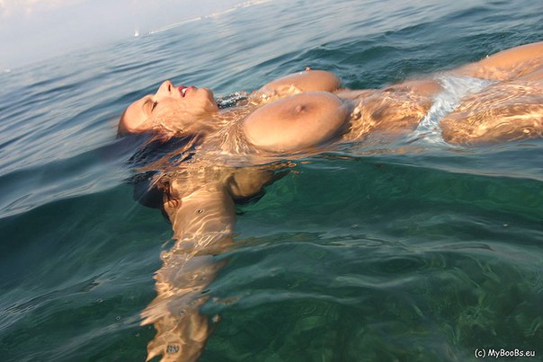 Лесбиянки с гигантскими дойками собрались купаться в море 10 фотография