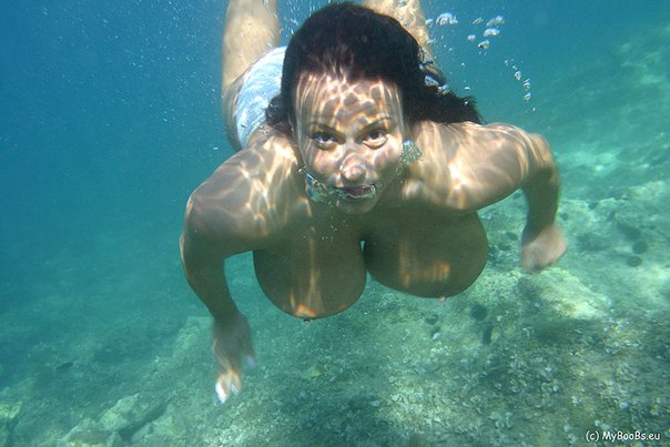 Лесбиянки с гигантскими дойками собрались купаться в море 6 фотография