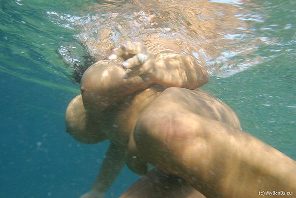 Лесбиянки с гигантскими дойками собрались купаться в море 4 фотография