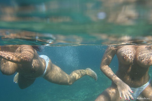 Лесбиянки с гигантскими дойками собрались купаться в море 8 фотография