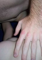 Девка ласкает небритую промежность перед сексом 9 фото