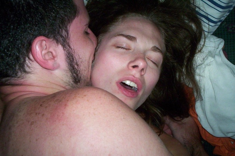 Девка ласкает небритую промежность перед сексом 13 фотография