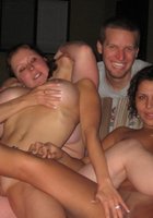 Во время секса девка лижет киску подруги 1 фото