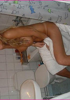 Блонда в ванной получила сперму на губы 6 фото