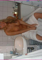 Блонда в ванной получила сперму на губы 7 фото