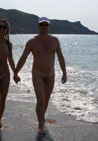 Голая нимфа обнимает с другом на пляже 4 фотография