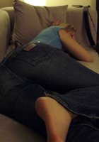 Девка стоит раком на диване и показывает узкие дырочки 5 фото