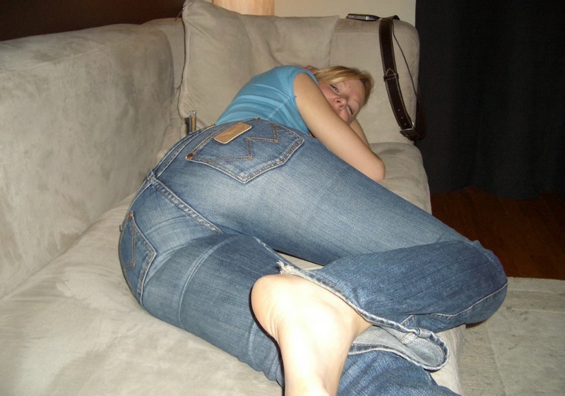 Девка стоит раком на диване и показывает узкие дырочки 4 фотография