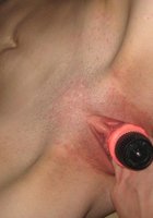 Горячая брюнетка мастурбирует киску расставив ножки 10 фото
