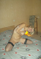 Зрелая домохозяйка светит мандой в постели 6 фото