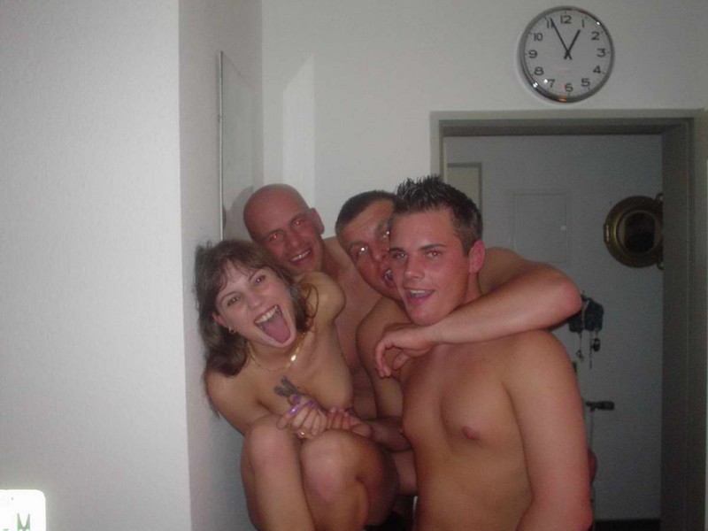 Пьяная давалка занимается групповухой на съемной квартире 11 фотография