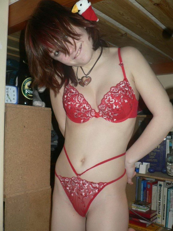 Рыжая прелестница забралась в ванную после бурного секса 3 фотография