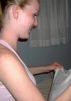 Конопатая сучка справляется одновременно с парой членов в спальне 4 фотография