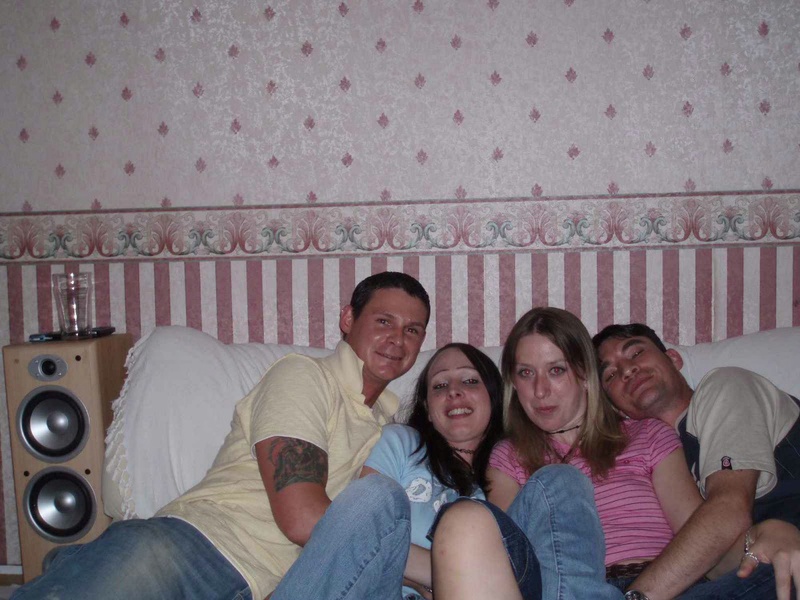 Девчонки развлекаются на кровати в ожидании парней 1 фотография