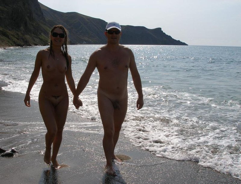В отпуске пара без купальников гуляет по берегу 1 фотография
