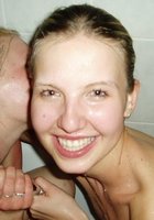 Две голые лесбиянки забавляются в ванной 5 фото