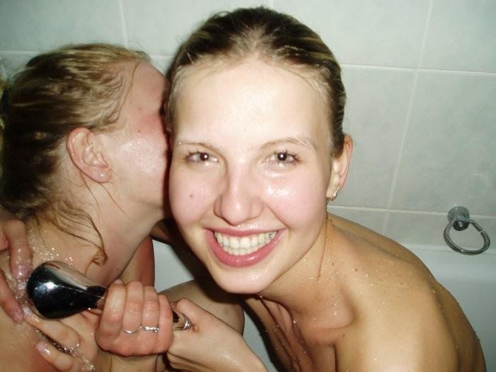 Две голые лесбиянки забавляются в ванной 5 фотография