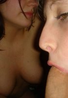 Голые лесбиянки возбуждают друг дружку перед сексом втроем 17 фото