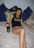 Молодая потаскушка напивается перед сексом с любовником 1 фото