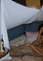 Молодая домохозяйка дожидается на кровати мужа чтобы отсосать пенис 9 фотография