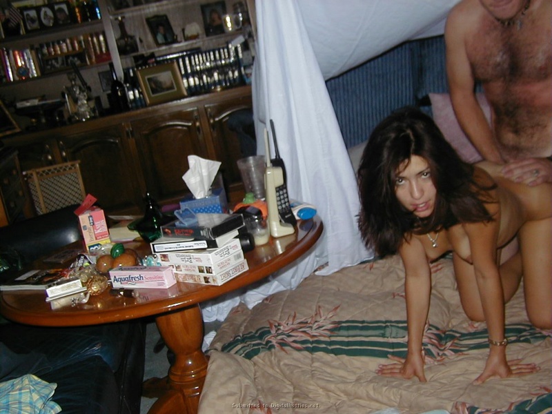 Молодая домохозяйка дожидается на кровати мужа чтобы отсосать пенис 21 фотография