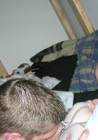 Парень занимается оральным сексом с девкой в спальне 3 фотография