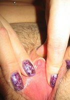Сучка показывает розовую дырочку раздвигая половые губы 10 фото