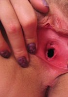 Сучка показывает розовую дырочку раздвигая половые губы 13 фото