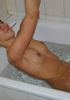 Голая Аллисон развлекается в ванной с душевой трубкой 16 фото