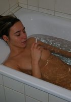 Голая Аллисон развлекается в ванной с душевой трубкой 15 фото