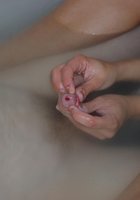 Голая Аллисон развлекается в ванной с душевой трубкой 2 фото