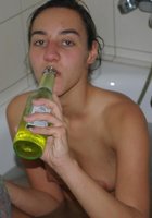 Голая Аллисон развлекается в ванной с душевой трубкой 4 фотография
