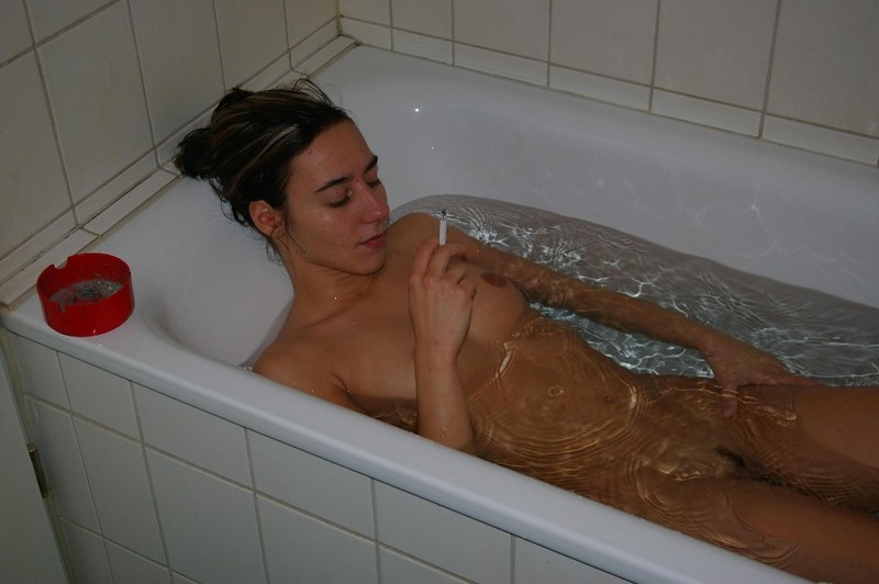 Голая Аллисон развлекается в ванной с душевой трубкой 15 фотография