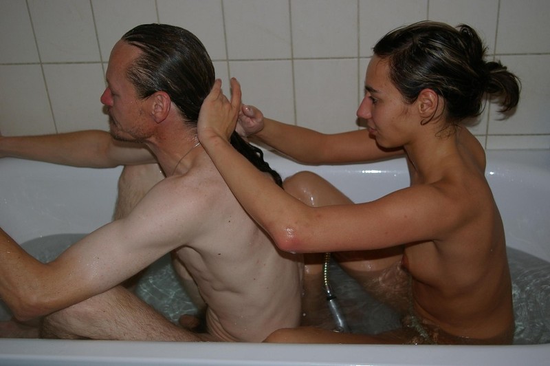 Голая Аллисон развлекается в ванной с душевой трубкой 8 фотография