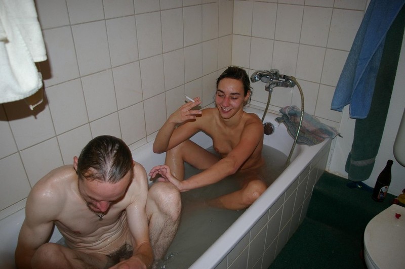 Голая Аллисон развлекается в ванной с душевой трубкой 6 фотография