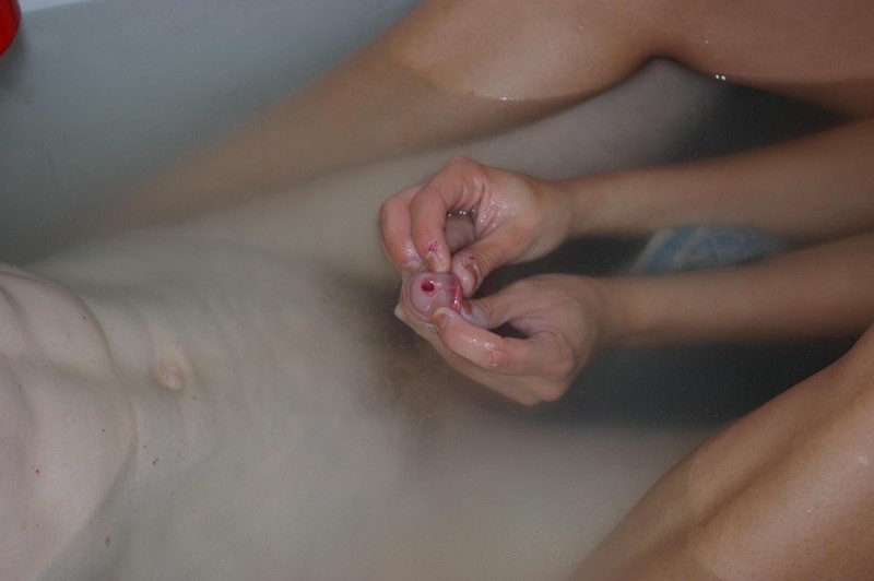 Голая Аллисон развлекается в ванной с душевой трубкой 2 фотография