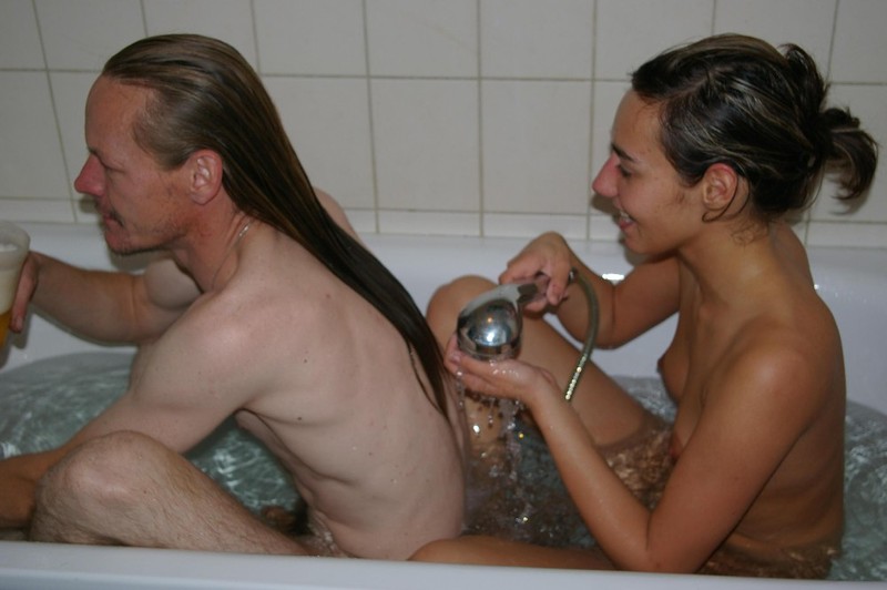 Голая Аллисон развлекается в ванной с душевой трубкой 9 фотография