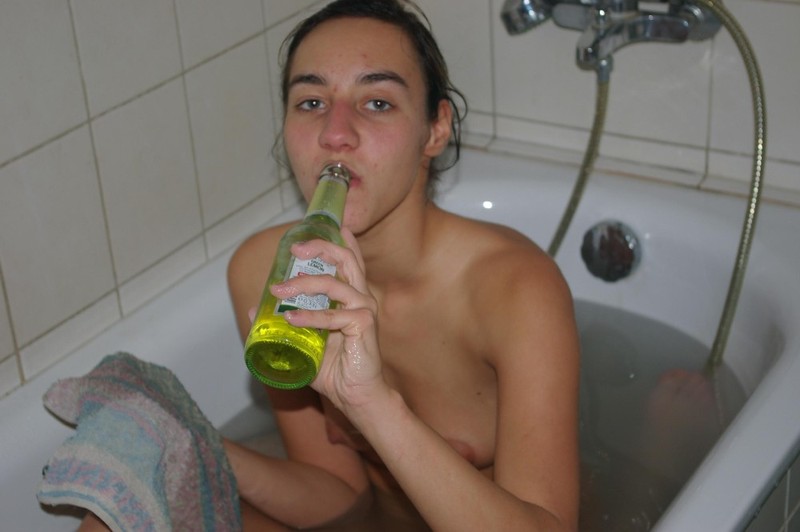Голая Аллисон развлекается в ванной с душевой трубкой 4 фотография