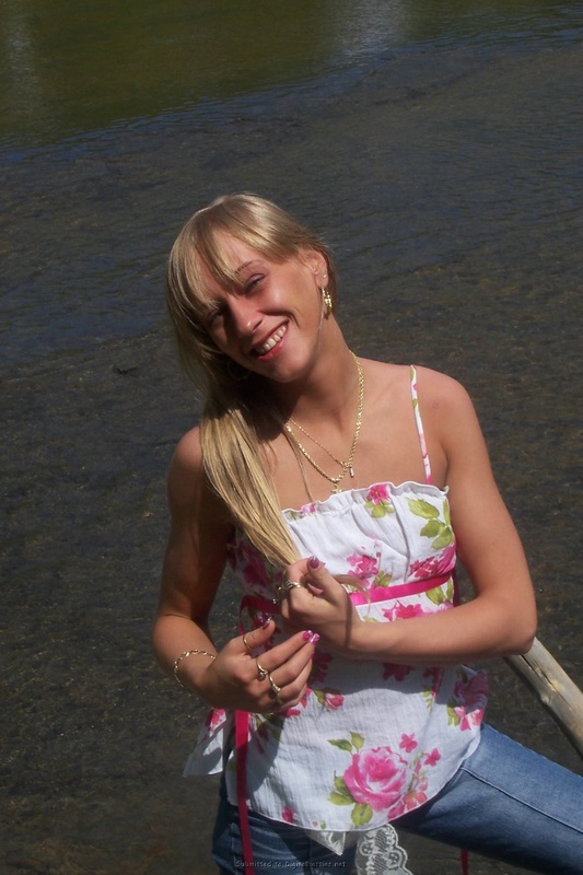 Блонда делает отсос члена после отдыха на пляже 27 фотография