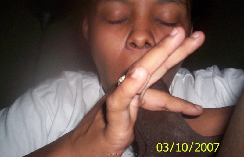 Негритянка сосет фаллос негра в надежде на сперму 1 фотография